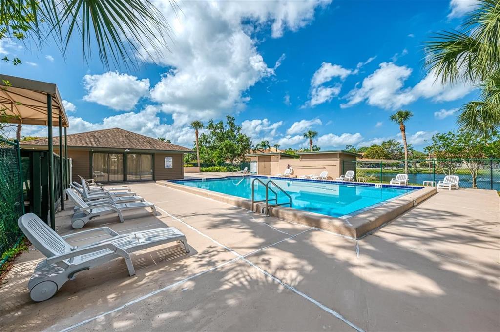 935 Sunridge Way, Unit B4 Sarasota, FL 34234 - Photo 44 of 45 a view of a house with backyard and a tree
