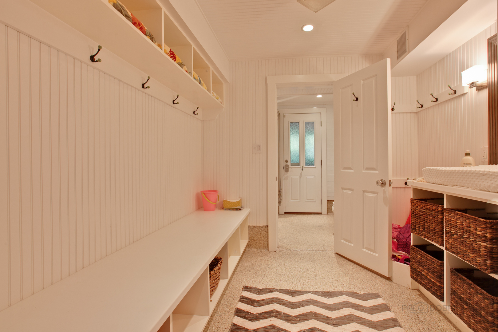 644 East Deerpath Road Lake Forest, IL 60045 - Photo 40 of 48 a hallway with cabinets