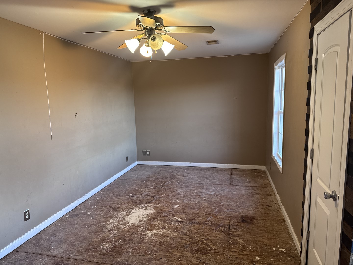 859 Sugarcane Way Clarksville, TN 37040 - Photo 9 of 13 en empty room with windows and fan