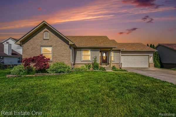 $245,000 | 13941 Perry Pl Court, Riverview, MI 48193