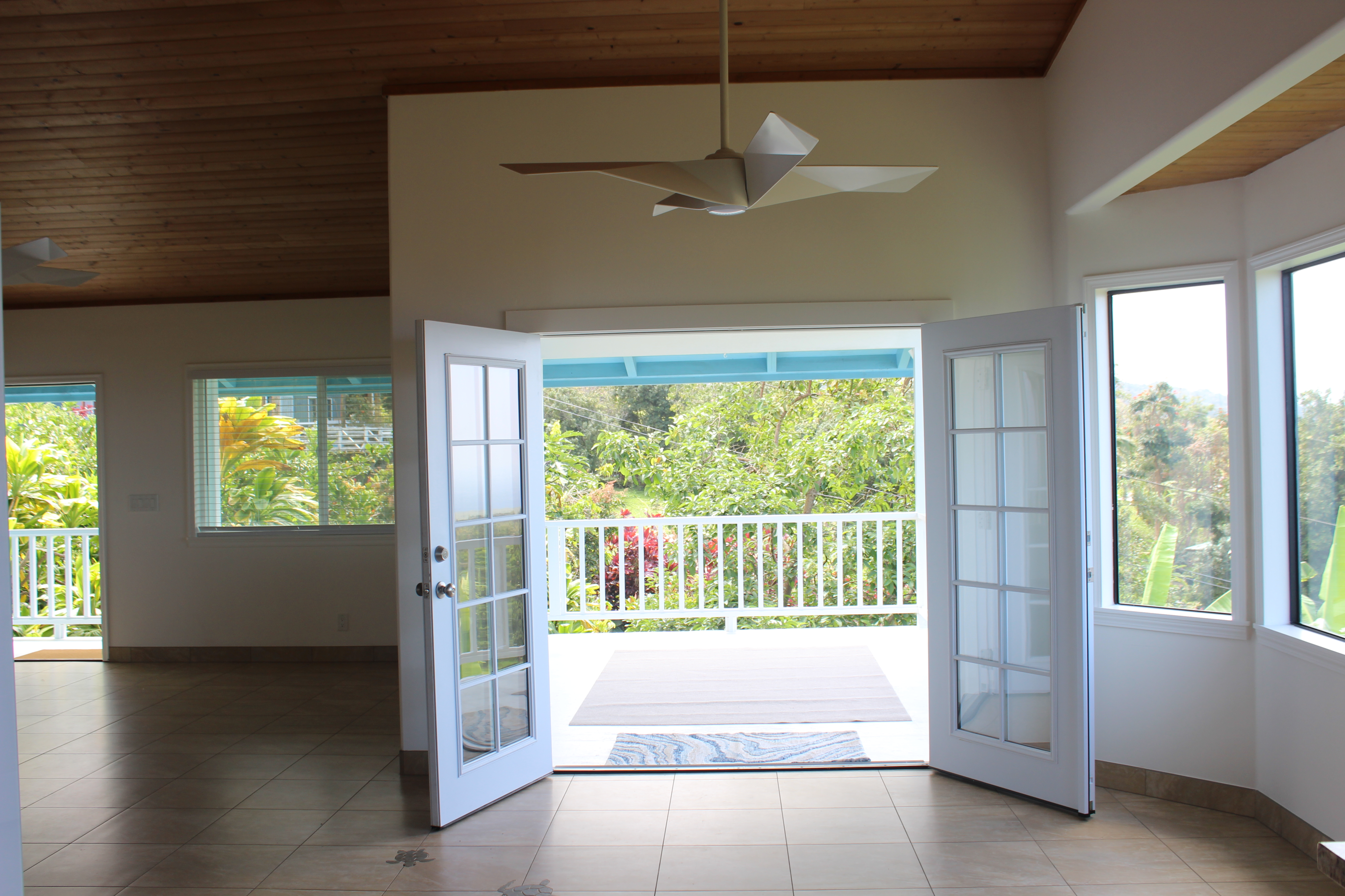83-5477 Hawaiʻi Belt Road Captain Cook, HI 96704 - Photo 22 of 30 a view of an empty room with a window