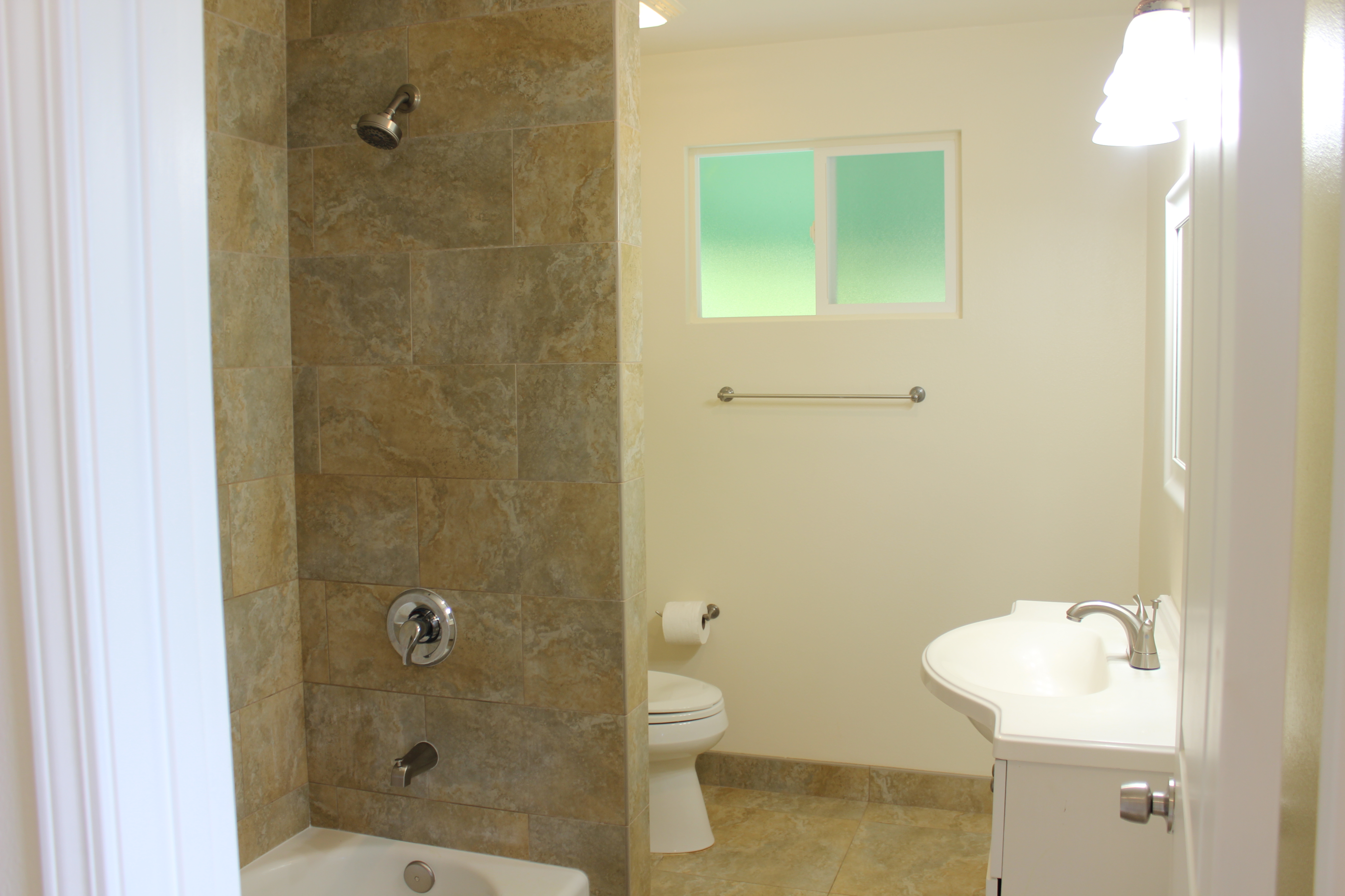 83-5477 Hawaiʻi Belt Road Captain Cook, HI 96704 - Photo 6 of 30 a bathroom with a shower and a toilet
