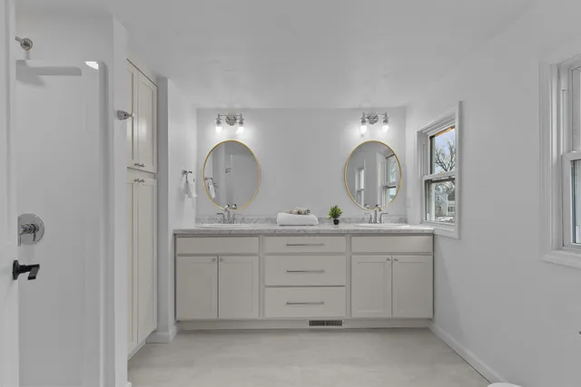 $499,900 | 752 Lakecrest Drive, Menasha, WI 54952