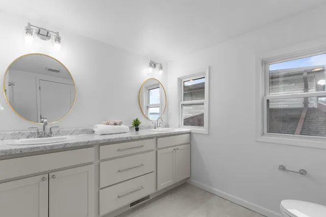 $499,900 | 752 Lakecrest Drive, Menasha, WI 54952