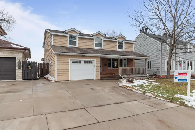 $499,900 | 752 Lakecrest Drive, Menasha, WI 54952
