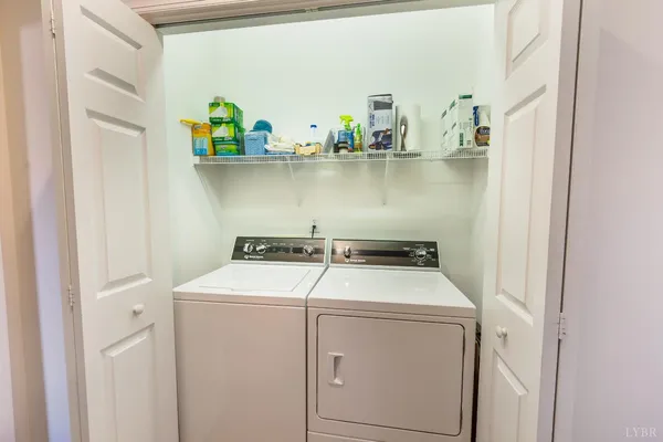 a view of a livingroom with furniture and a ceiling fan
