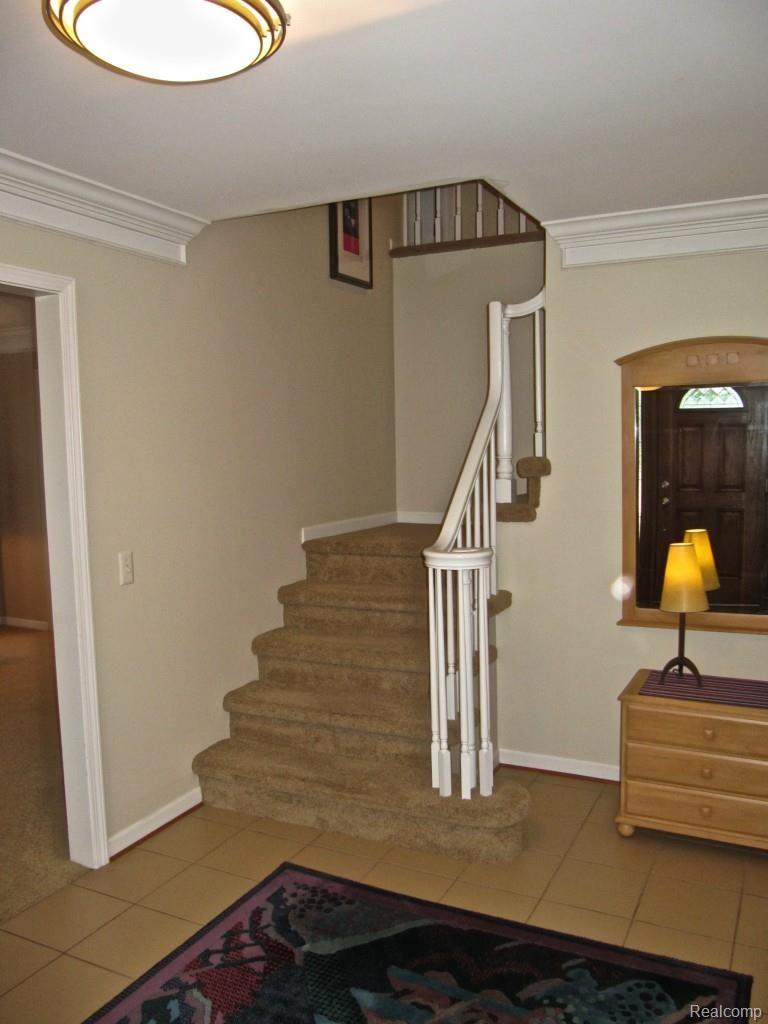 347 Lake Forest Road Rochester, MI 48309 - Photo 17 of 58 Foyer