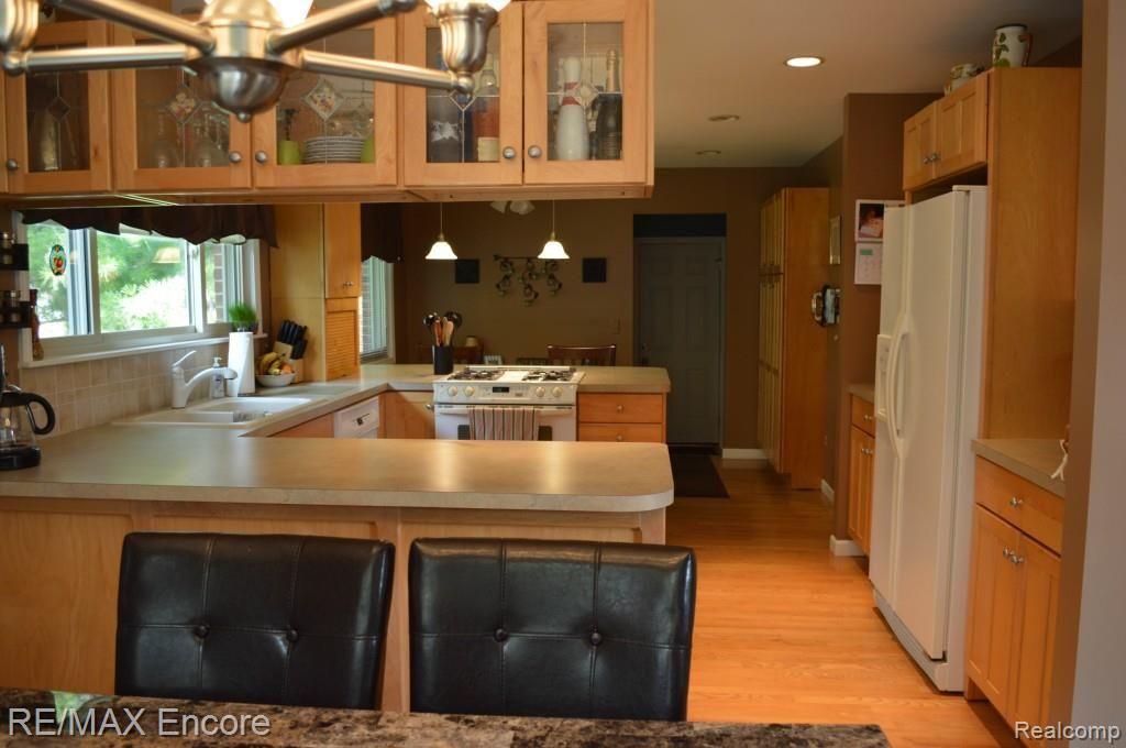5076 Timber Ridge Trail Clarkston, MI 48346 - Photo 9 of 45 34 Entry level eatin kitchen view.jpg