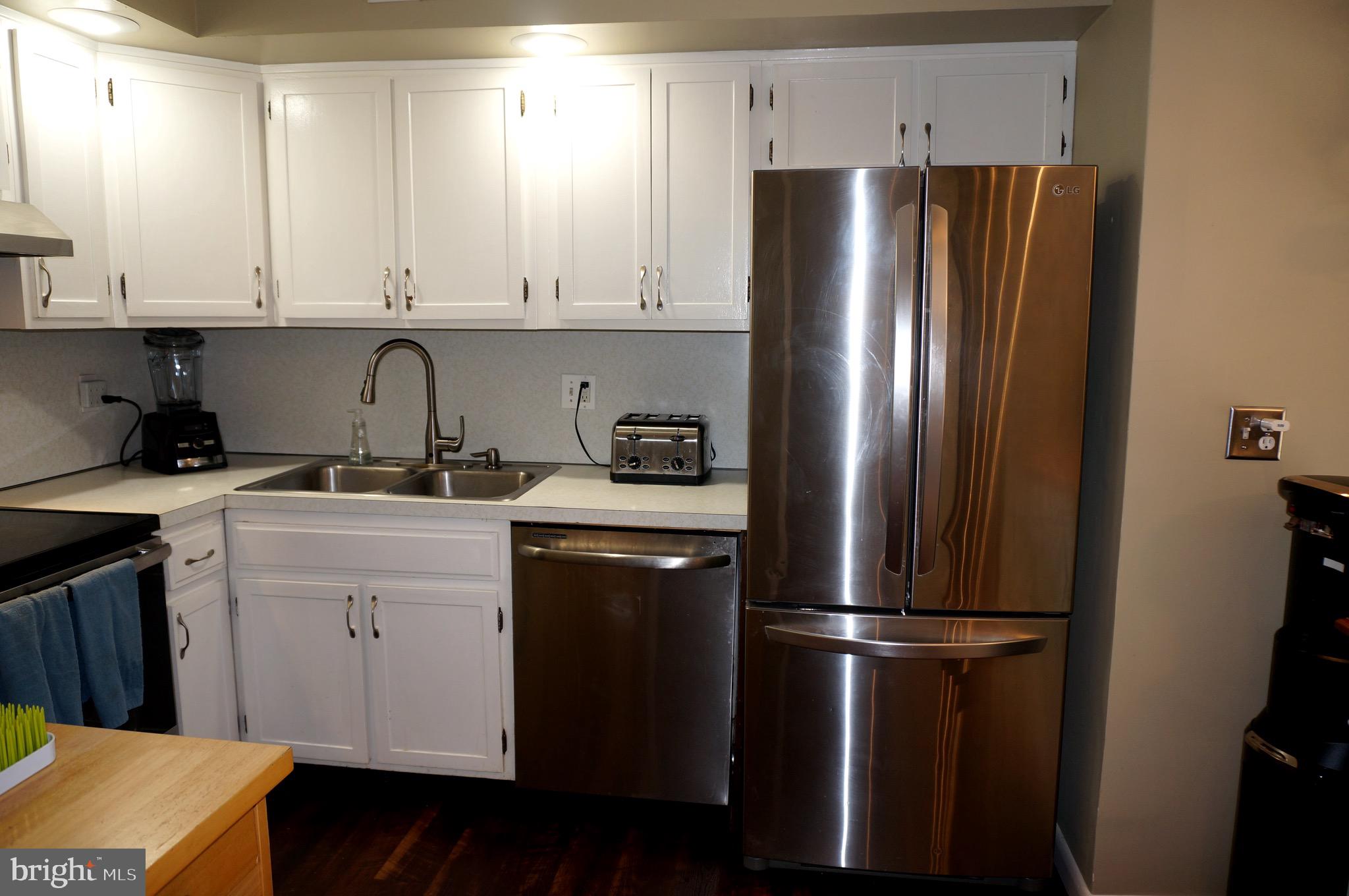530 Mountain View Road Middletown, PA 17057 - Photo 11 of 39 Stainless Steel Lg. Dbl Sinks, Dishwasher, &Fridge