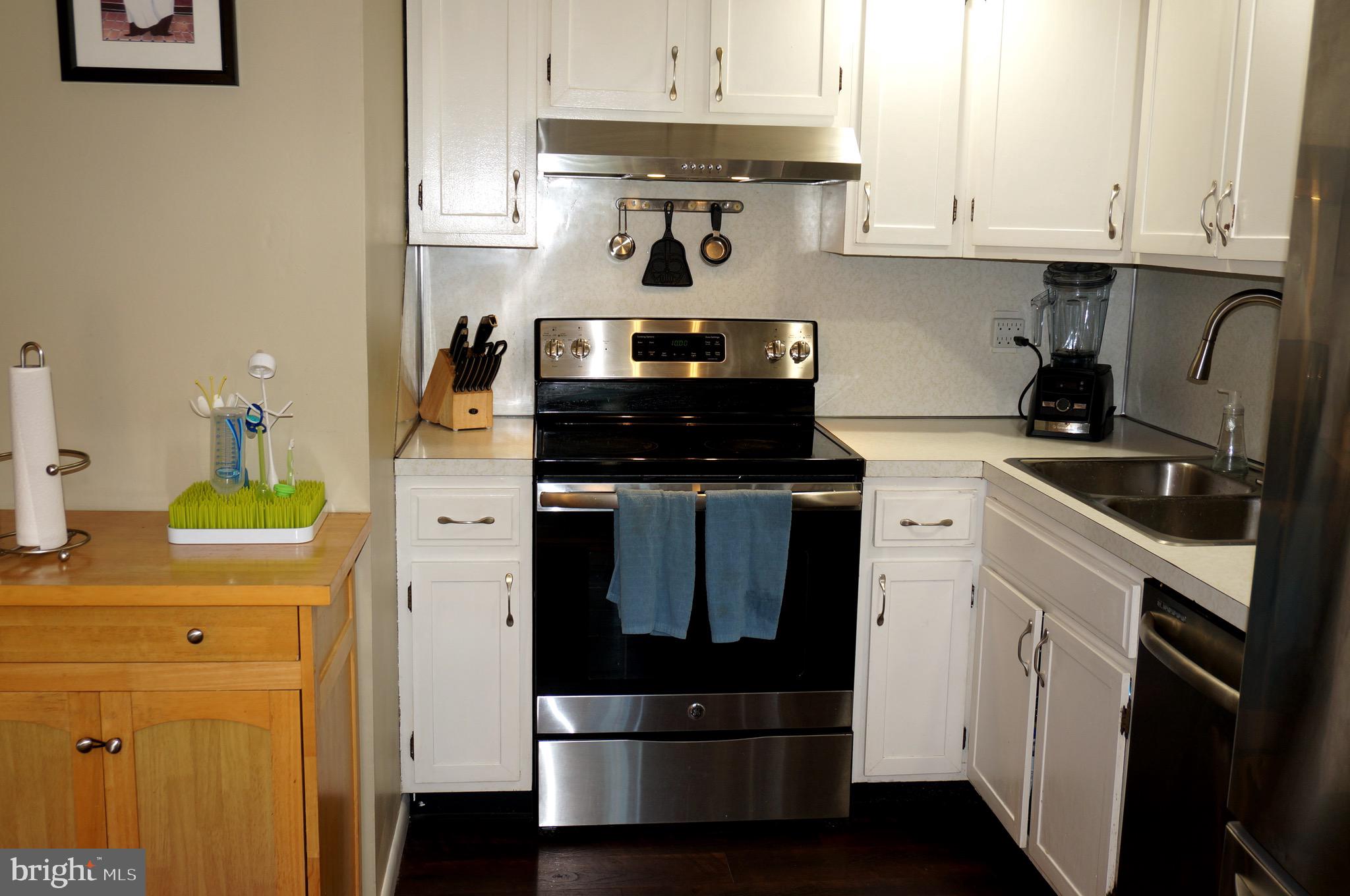 530 Mountain View Road Middletown, PA 17057 - Photo 10 of 39 Glass Top Range / Sm. Counter Microwave Included