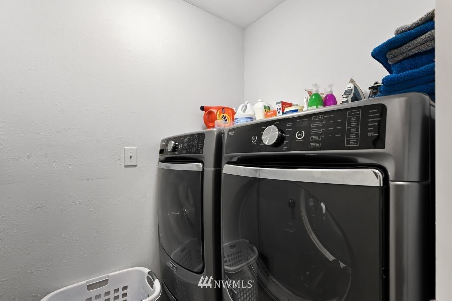 424 Fieldston Road Bellingham, WA 98225 - Photo 19 of 39 a utility room with dryer and washer