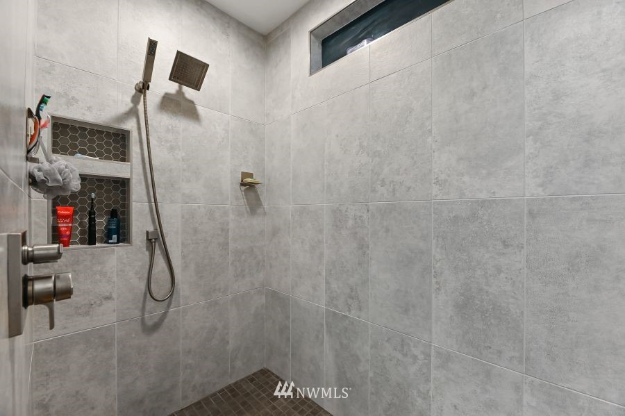 424 Fieldston Road Bellingham, WA 98225 - Photo 24 of 39 a bathroom with a shower