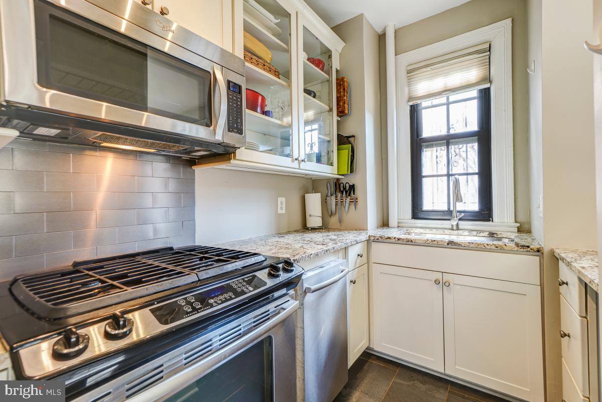 1101 L Street Northwest, Unit 102 Washington, DC 20005 - Photo 22 of 38 Gas cooking and south-facing garden window