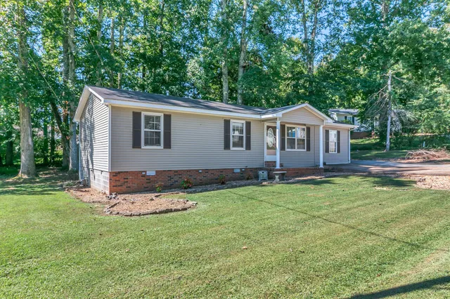 a view of a house with a backyard