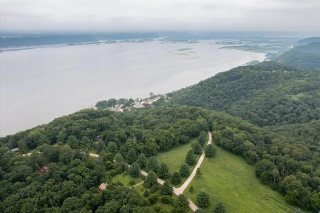 $500,000 | 61651 Hawk Point Road, Ferryville, WI 54628