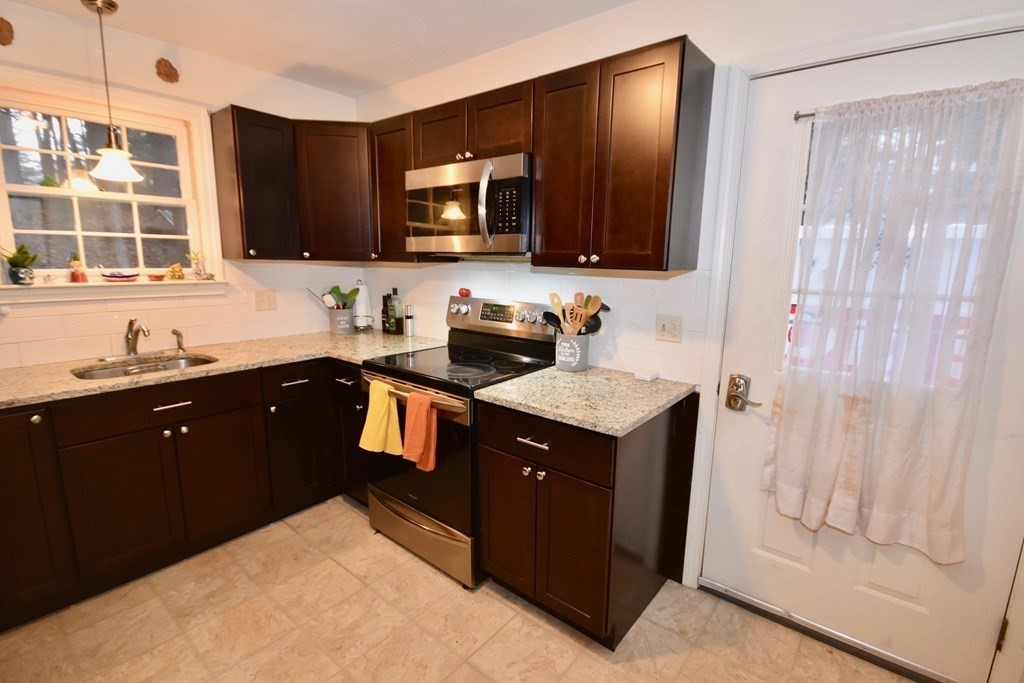 137 Logtown Road Amherst, MA 01002 - Photo 6 of 21 Gallery Image 6