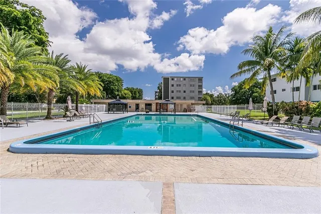 $195,000 | 1001 Hillcrest Court, Unit 314, Hollywood, FL 33021