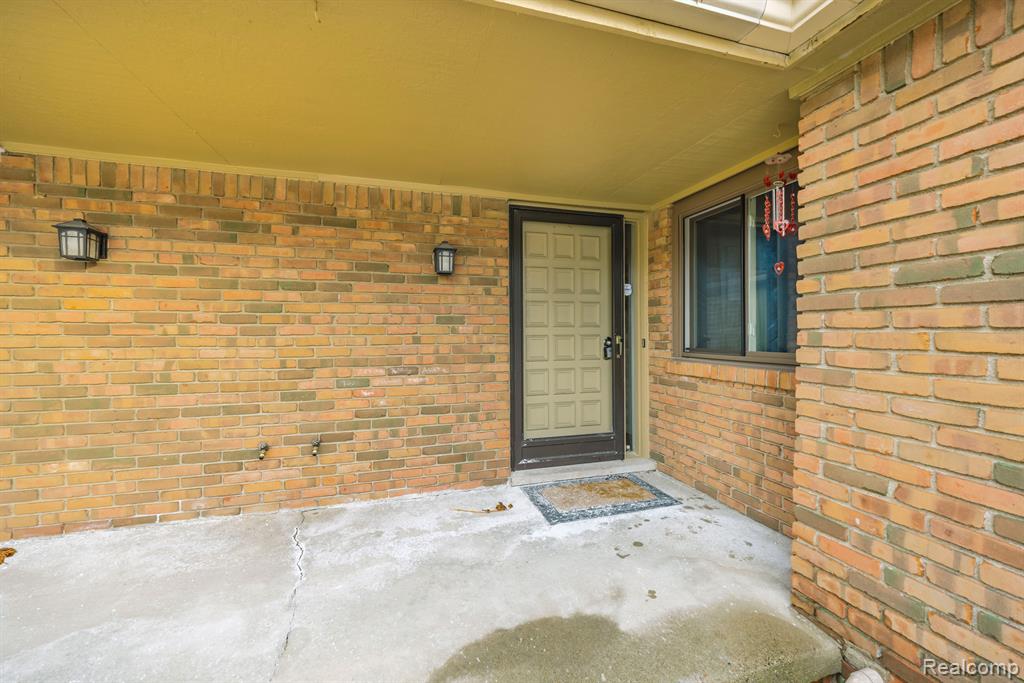 694 Tennyson Rochester Hills, MI 48307 - Photo 4 of 28