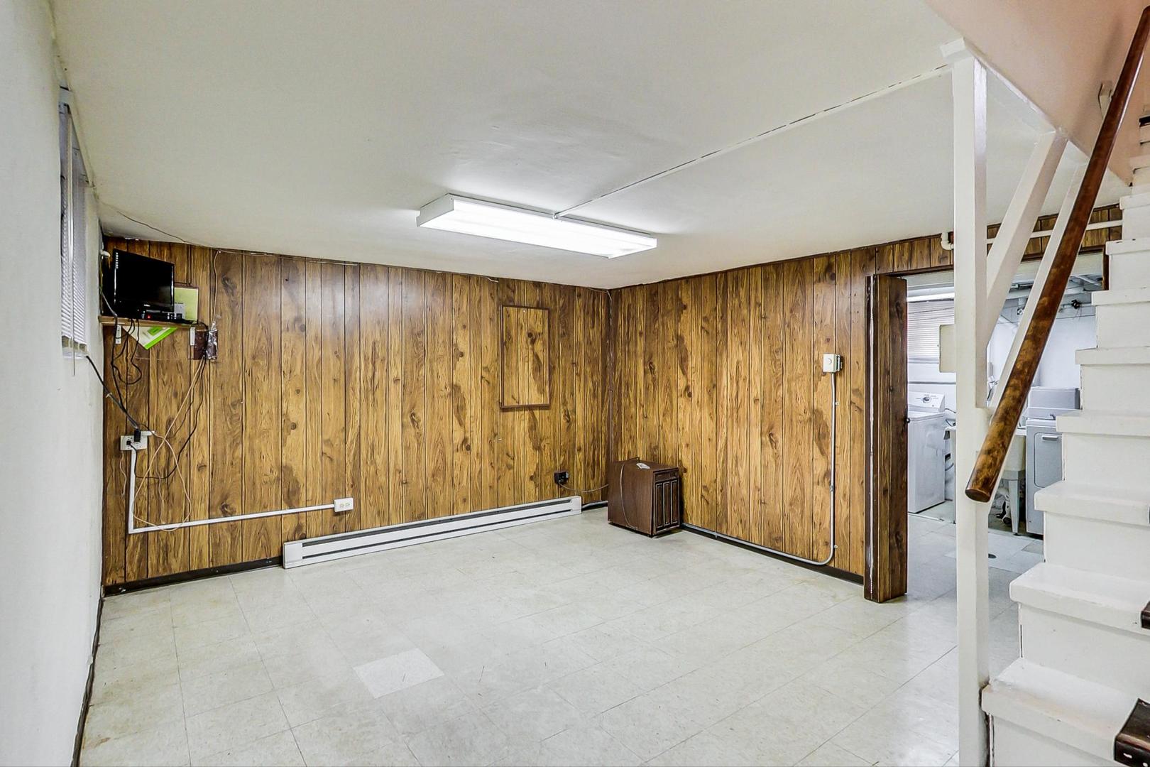 280 Nuttall Road Riverside, IL 60546 - Photo 29 of 52 a view of an empty room with a window