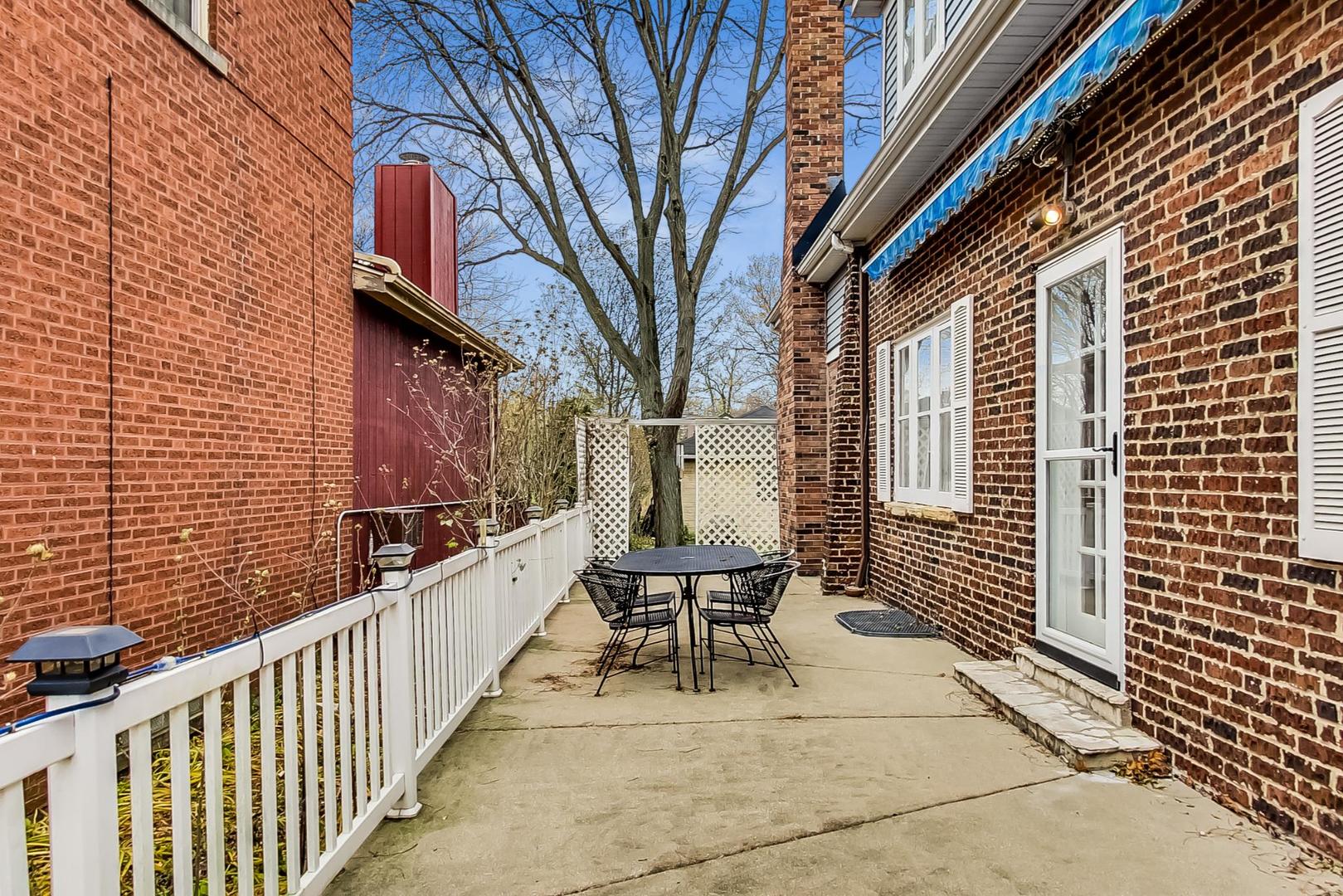 280 Nuttall Road Riverside, IL 60546 - Photo 39 of 52 a view of a patio with a table and chairs and wooden fence