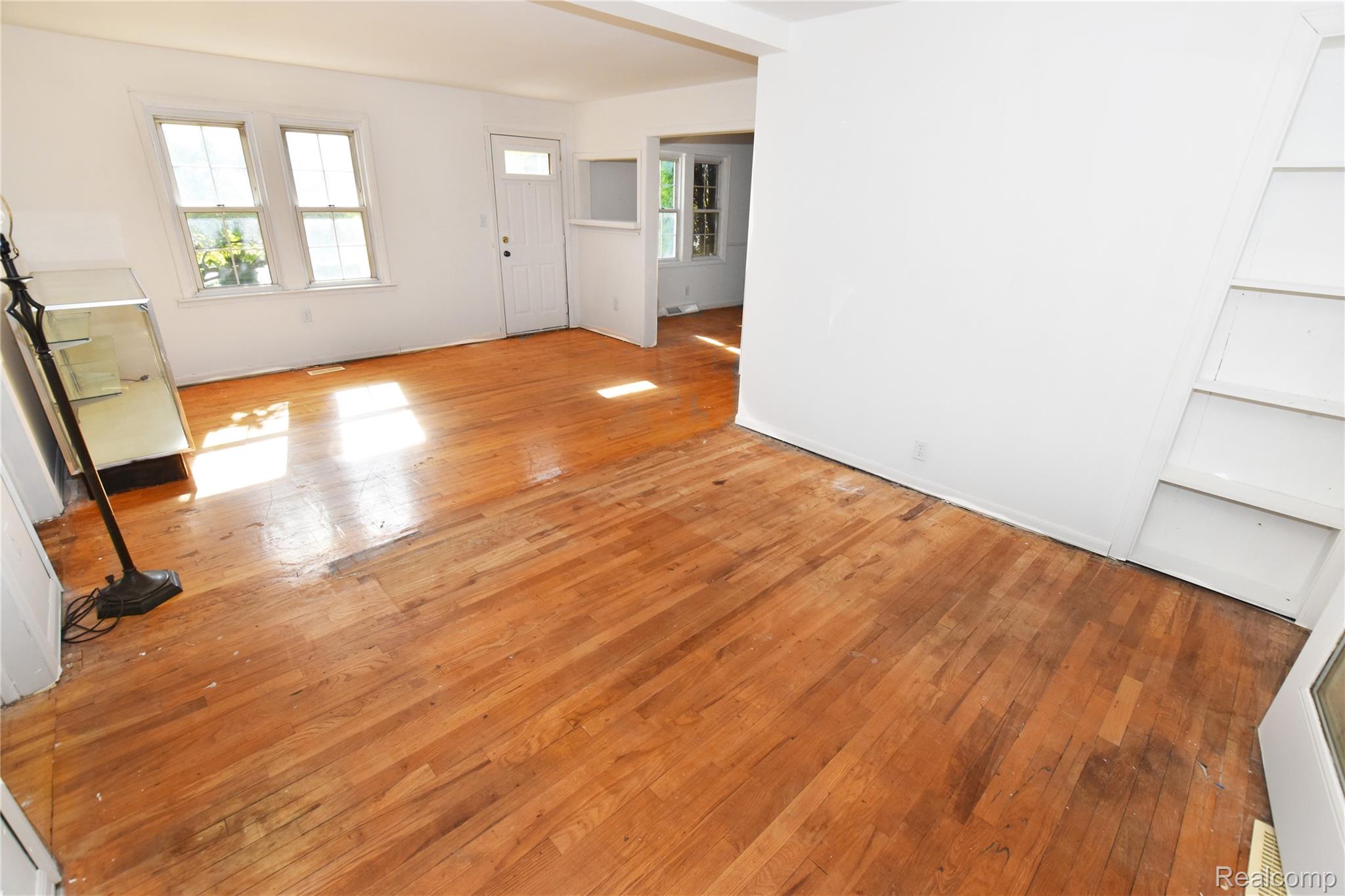 8107 East Bristol Road Davison, MI 48423 - Photo 6 of 19 Living Room.jpg