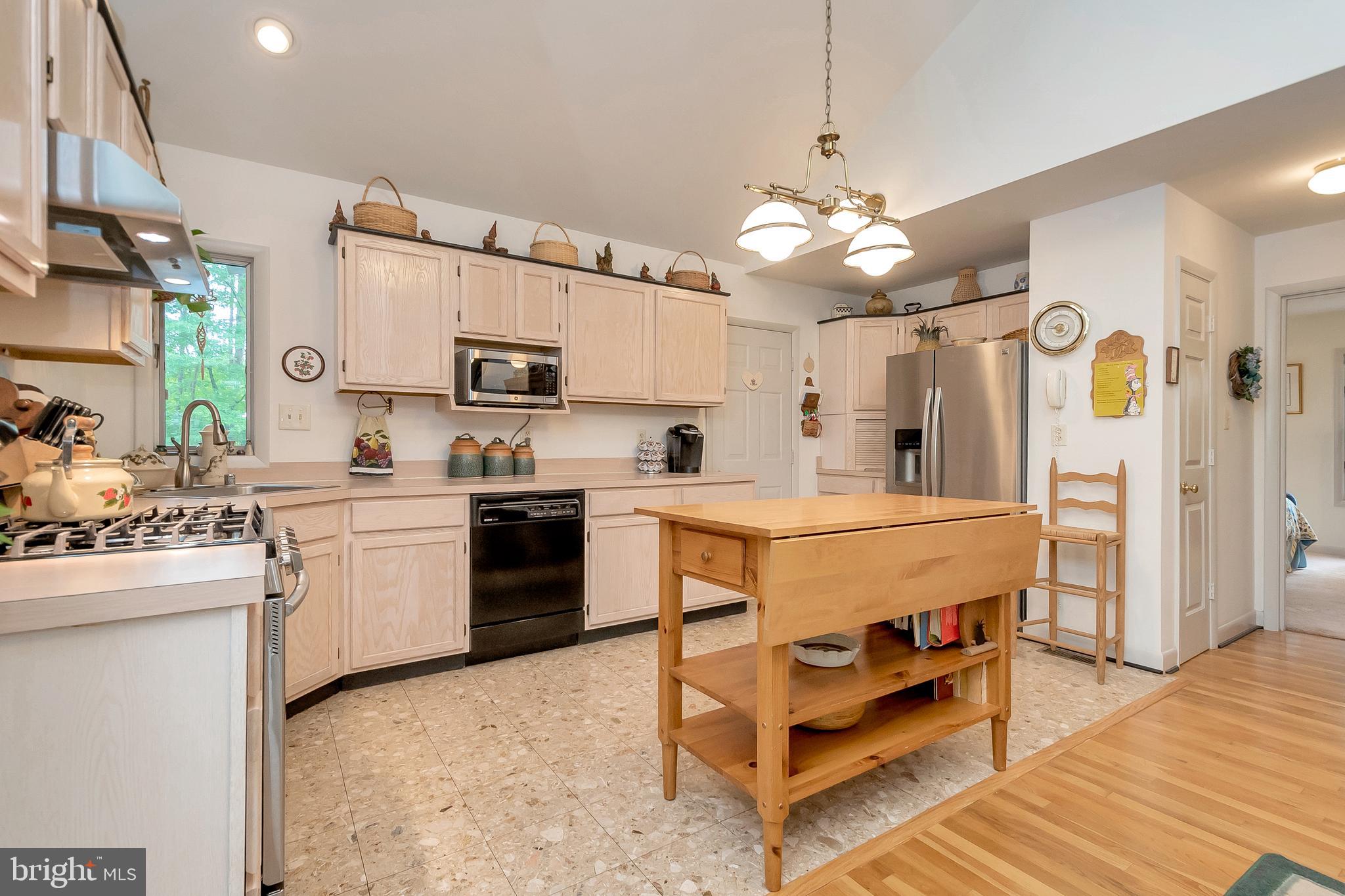 7520 Vermont Road Rhoadesville, VA 22542 - Photo 9 of 27 Quality pickled cabinets & island