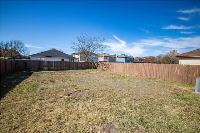 a view of a backyard