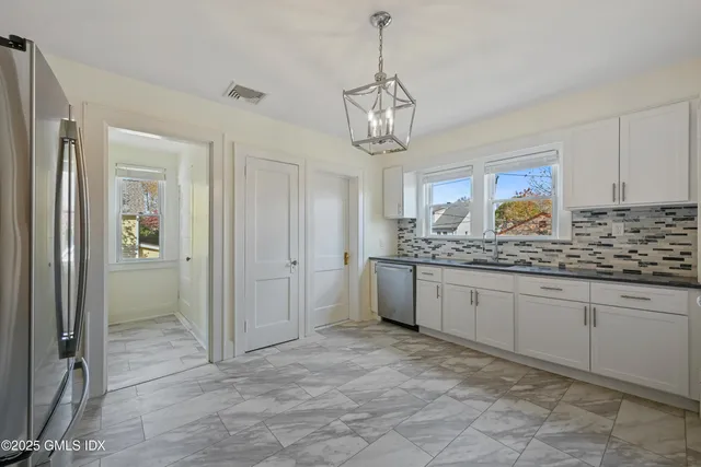 $4,350 | 158 Henry Street, Unit 2, Greenwich, CT 06830