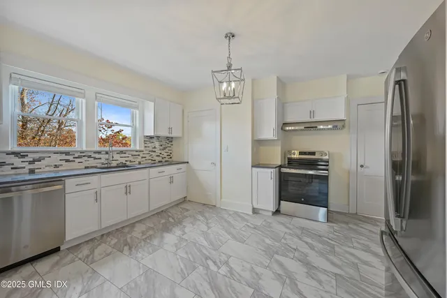 $4,350 | 158 Henry Street, Unit 2, Greenwich, CT 06830