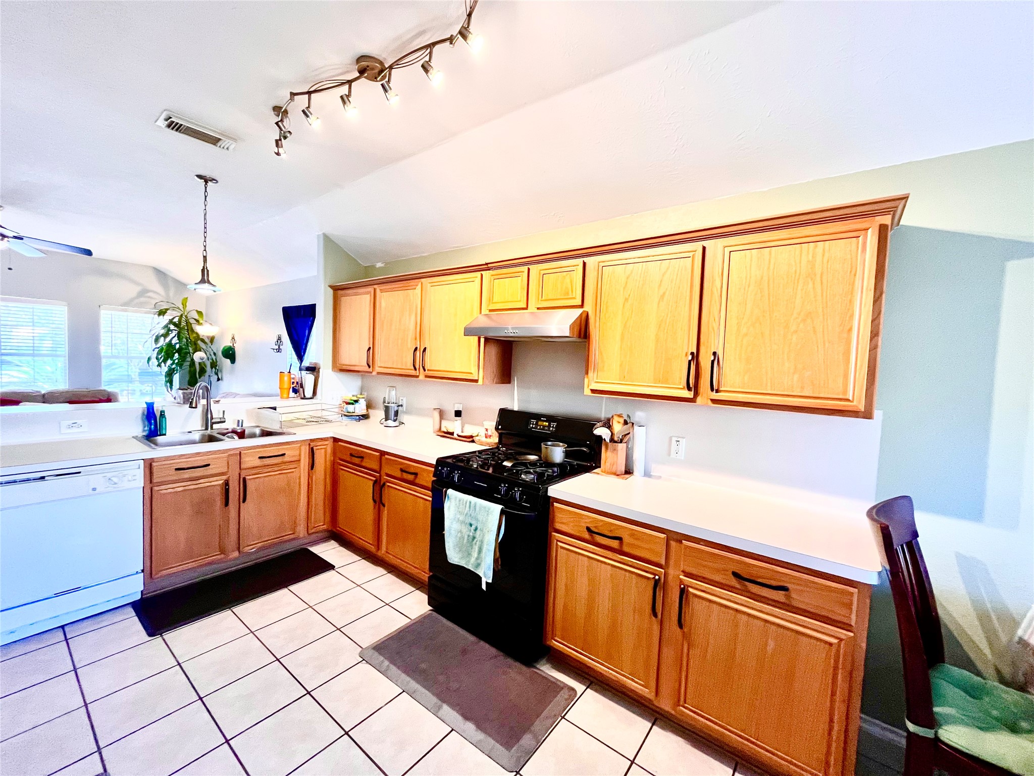 13139 Cutler Ridge Lane Houston, TX 77044 - Photo 6 of 10 a kitchen with a sink stove and microwave
