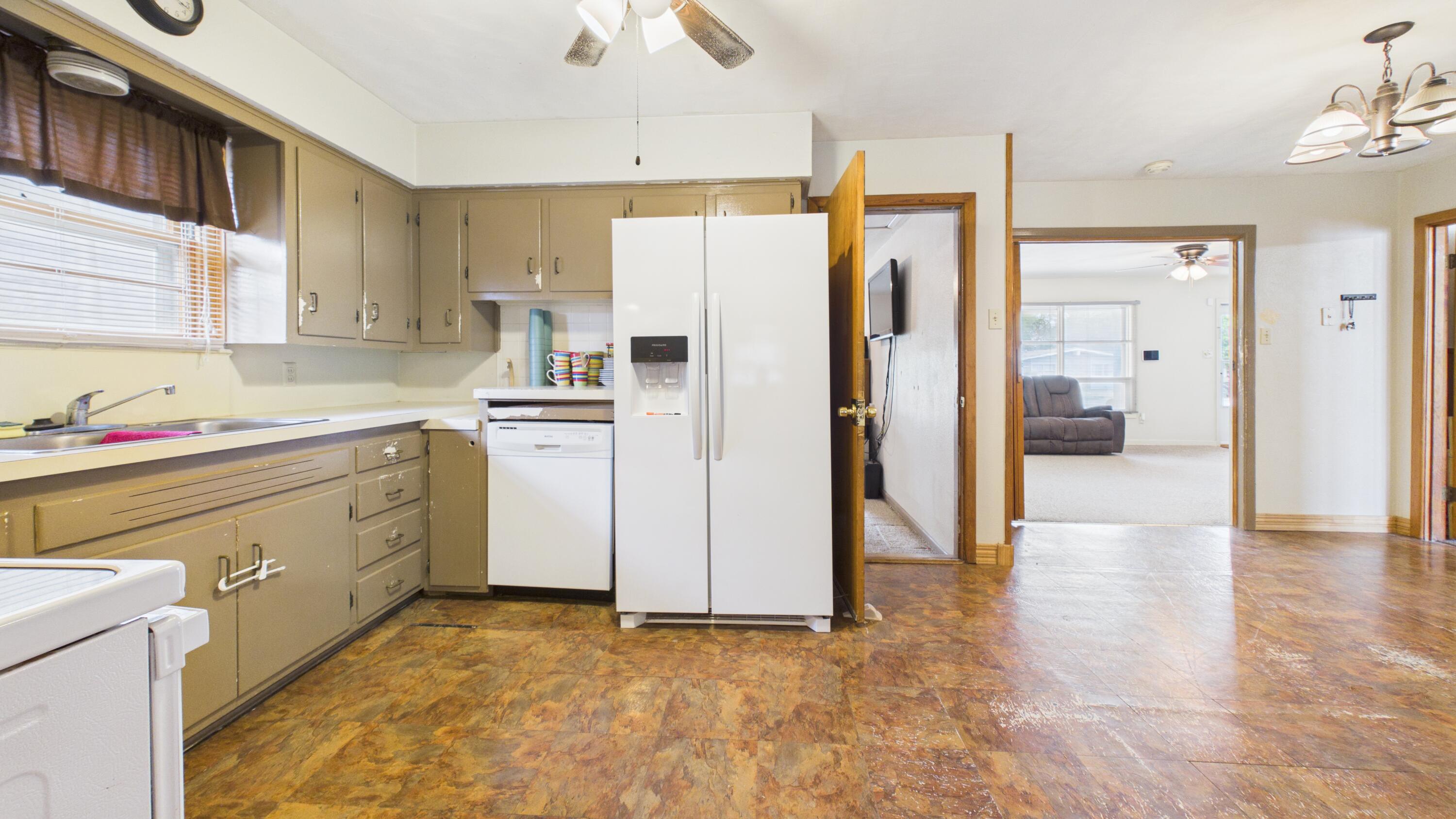 2609 46th Street Lubbock, TX 79413 - Photo 12 of 39 CAM06379G6-PR0024-STILL014