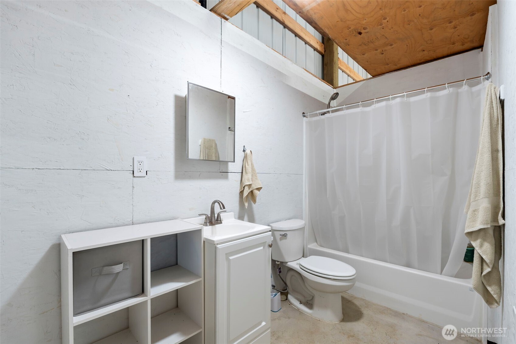 341 Parpala Road Naselle, WA 98638 - Photo 16 of 22 a bathroom with a toilet a sink and a bathtub