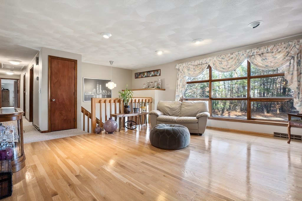 13 Pilgrim Road Chelmsford, MA 01824 - Photo 4 of 31 Gallery Image 4