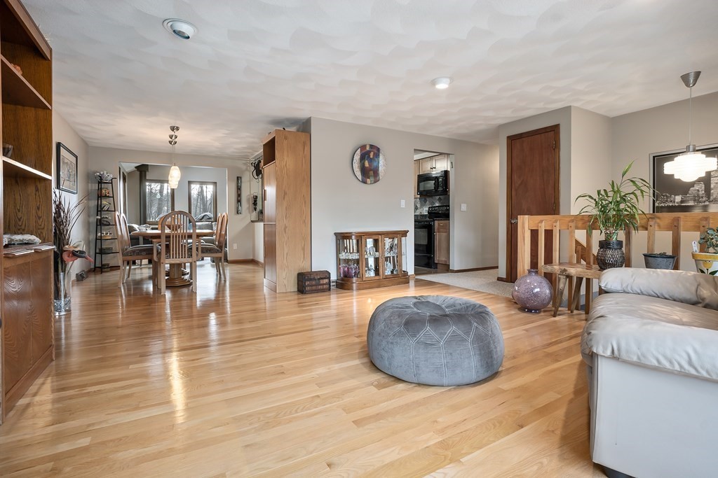 13 Pilgrim Road Chelmsford, MA 01824 - Photo 5 of 31 Gallery Image 5