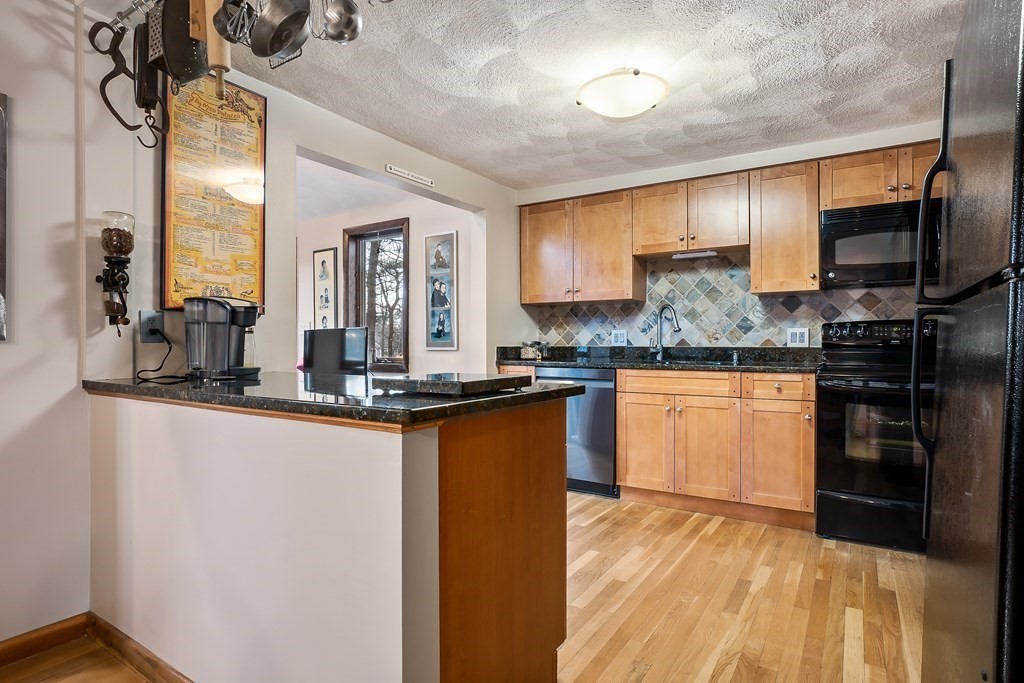 13 Pilgrim Road Chelmsford, MA 01824 - Photo 8 of 31 Gallery Image 8