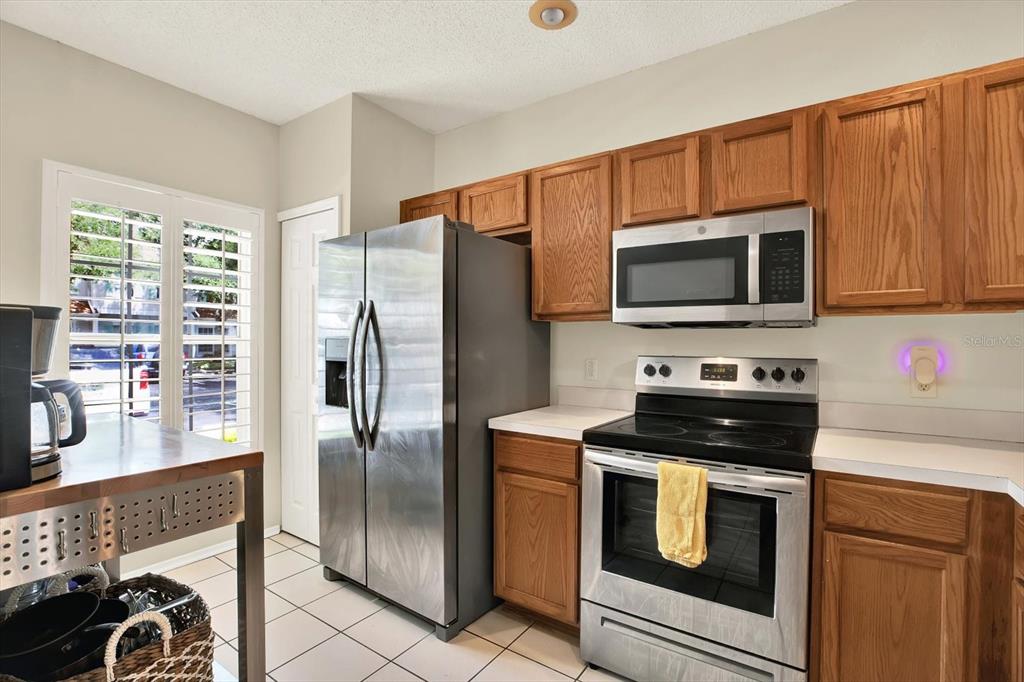 8541 Hunters Key Circle Tampa, FL 33647 - Photo 6 of 24 a kitchen with a stove microwave and refrigerator