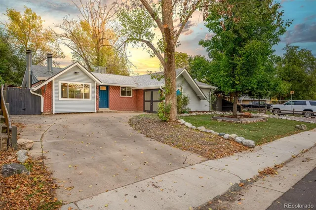 a view of house with a yard