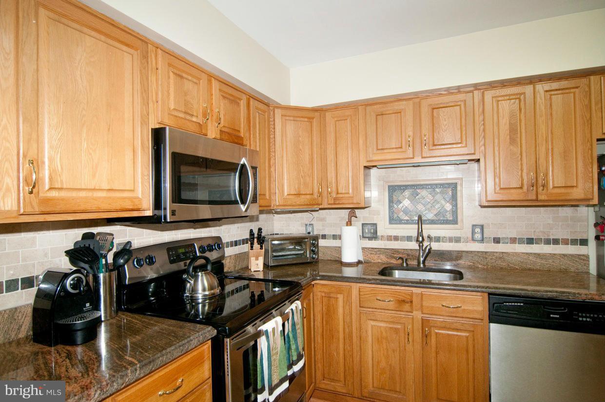 8733 Ridge Hollow Court Springfield, VA 22152 - Photo 7 of 30 Kitchen