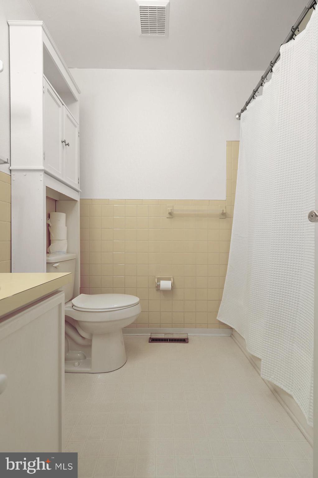 90 Katherine Drive Dover, DE 19901 - Photo 19 of 26 a bathroom with a toilet