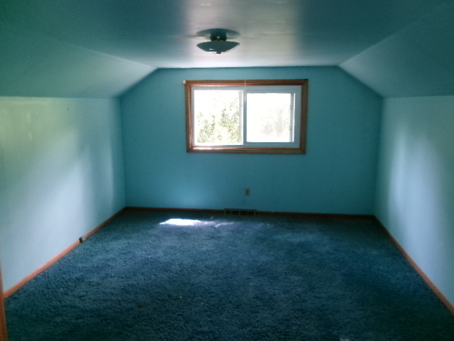 607 North Fleming Road Woodstock, IL 60098 - Photo 10 of 12 an empty room with a window