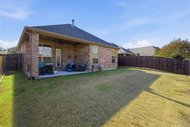 a view of a house with backyard
