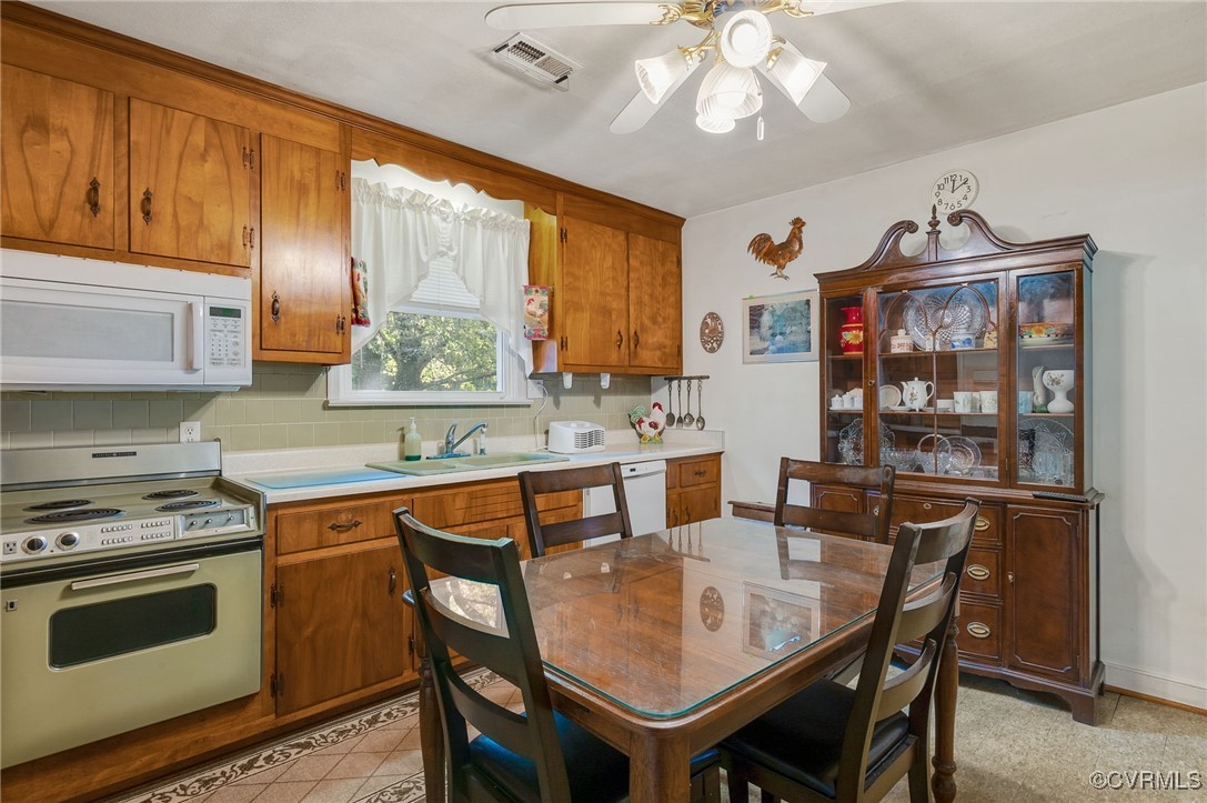 10522 Summer Hill Road Mechanicsville, VA 23116 - Photo 13 of 48 a dining table with chairs and window
