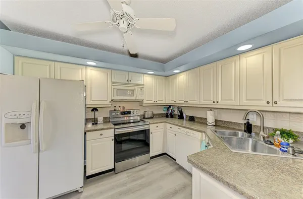 $4,000 | 5761 Avista Drive, Unit 5761, Sarasota, FL 34243
