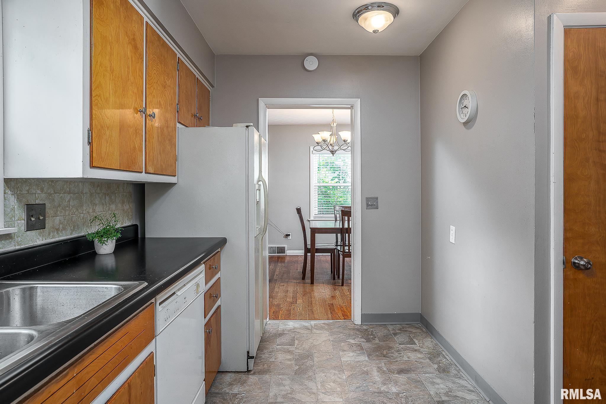 2522 Middle Road Davenport, IA 52803 - Photo 7 of 15 Gallery Image 7
