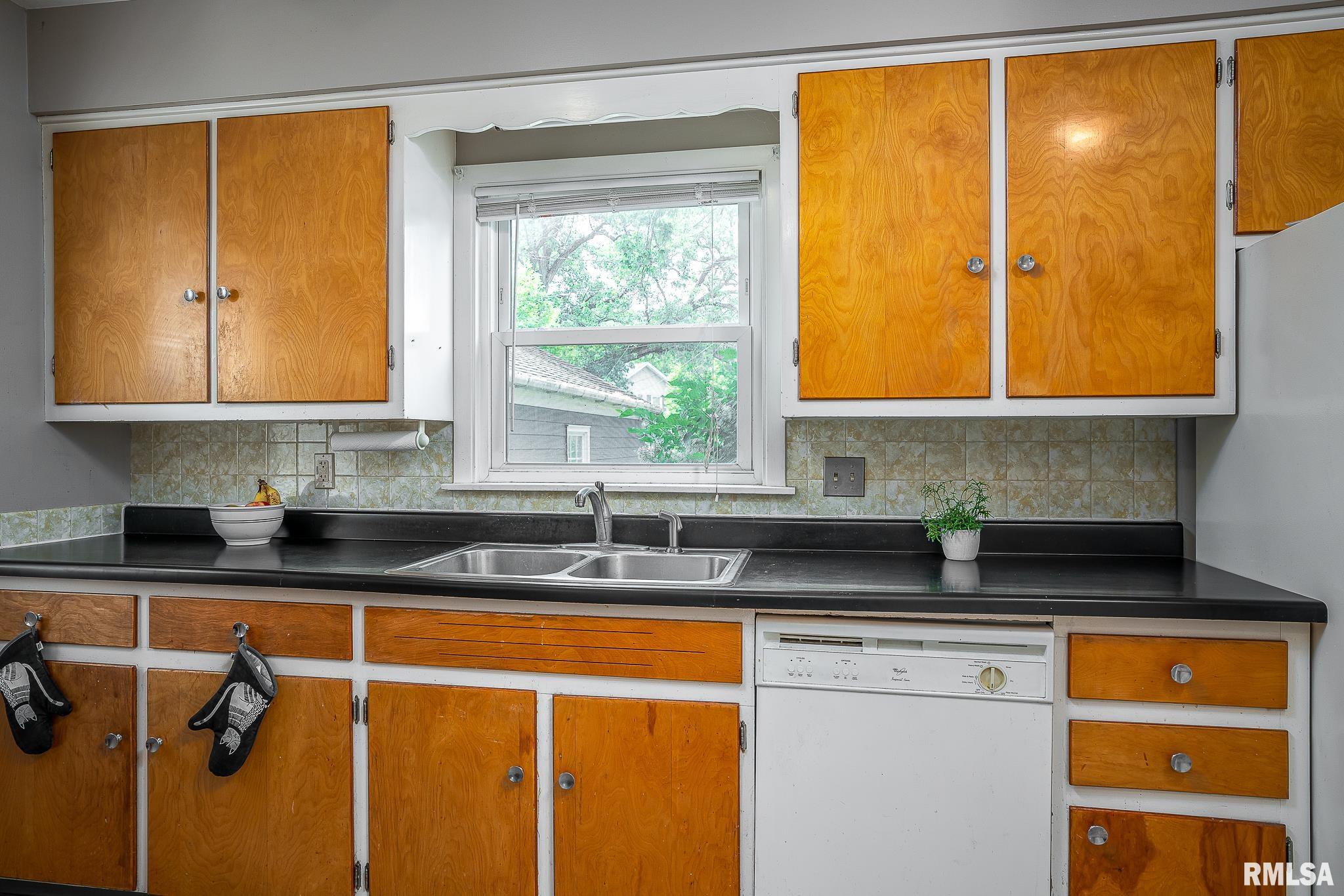 2522 Middle Road Davenport, IA 52803 - Photo 8 of 15 Gallery Image 8