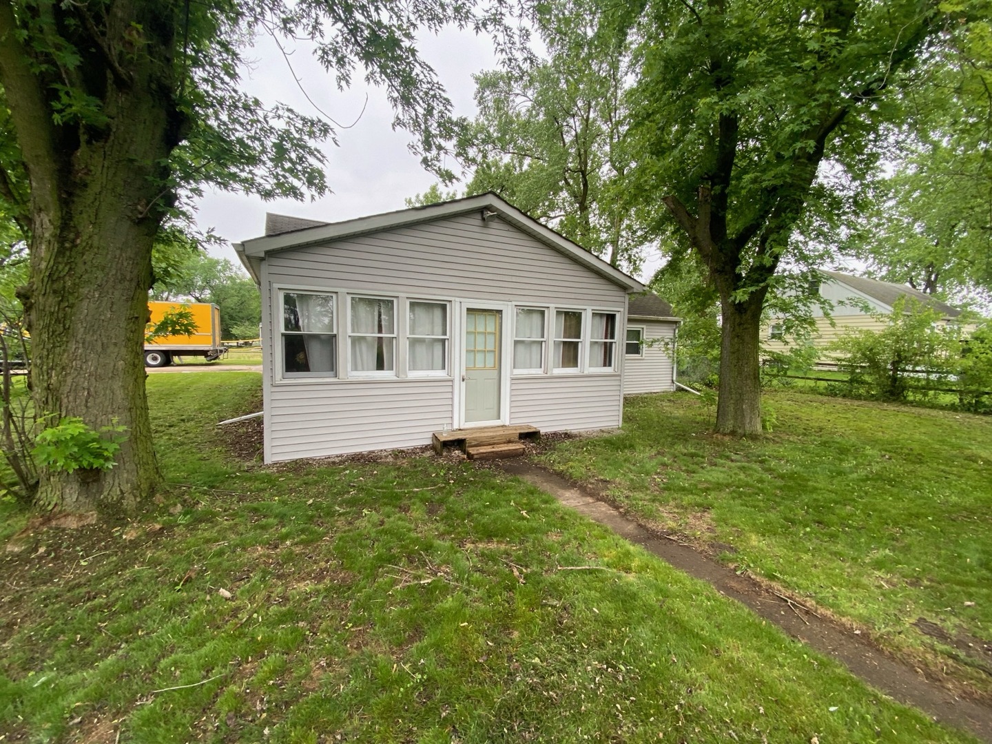 a view of a house with a yard