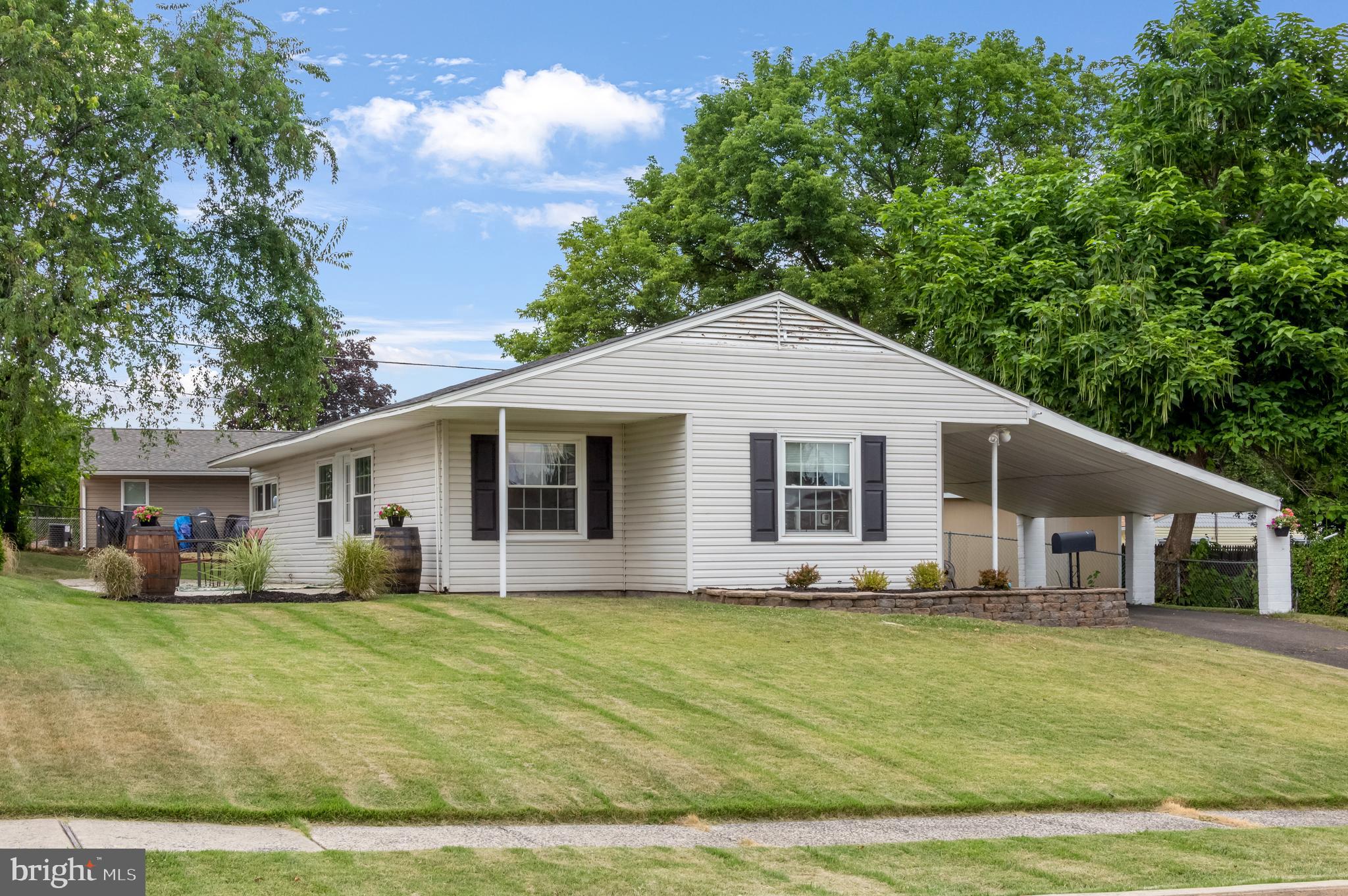 39 Deepgreen Lane Levittown, PA 19055 - Photo 1 of 20