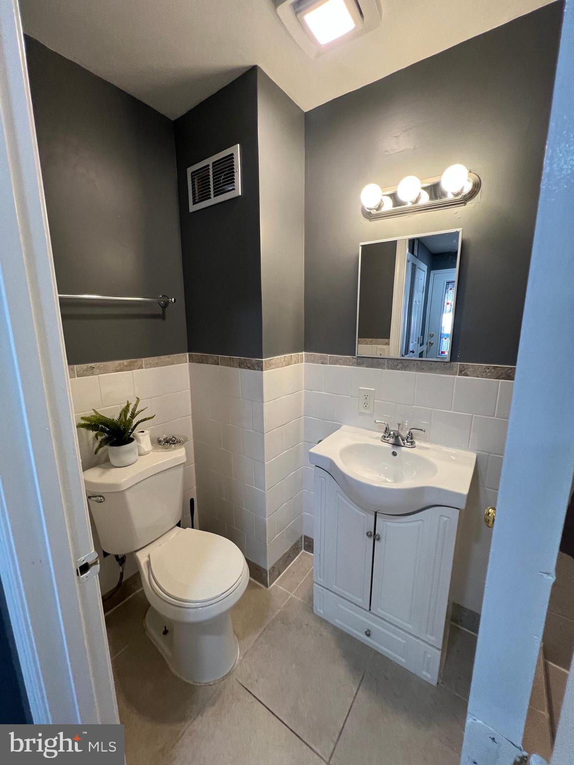 12220 Centerhill Street Silver Spring, MD 20902 - Photo 53 of 73 Upper studio bathroom