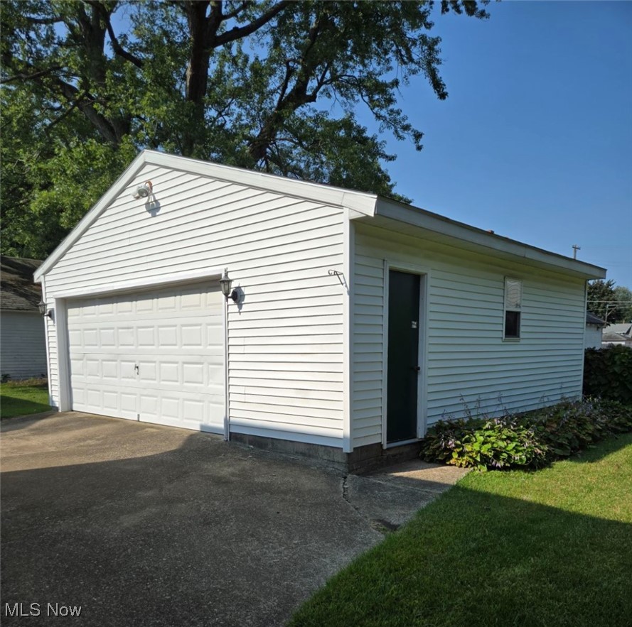 5123 Reed Avenue Ashtabula, OH 44004 - Photo 4 of 37 2 car garage with electric