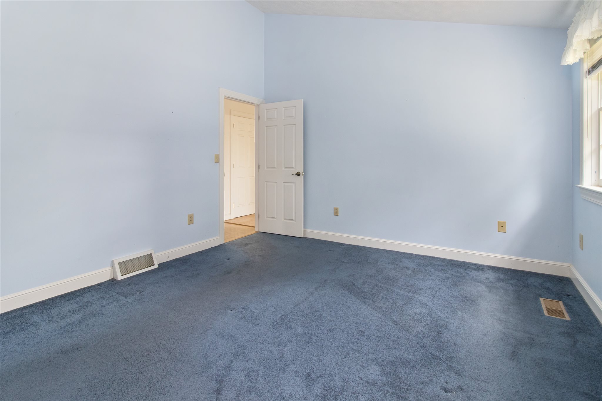 211 Winding Pond Road Londonderry, NH 03053 - Photo 14 of 23